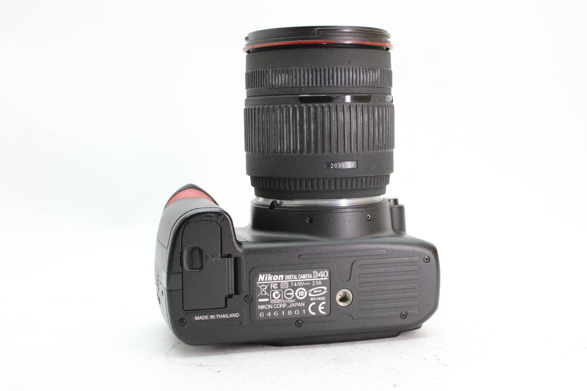 Nikon D40 + 18-200mm f3.5-6.3 D - Nikon